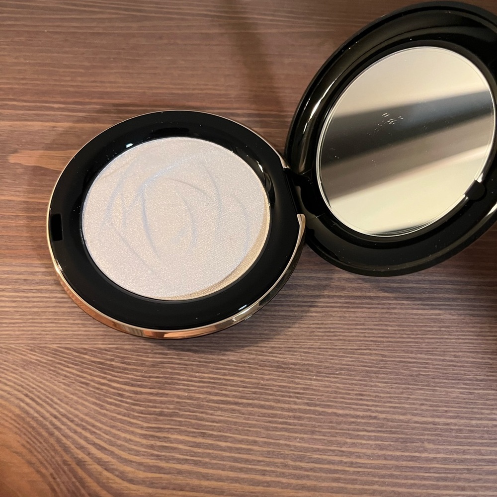 Radiant Glow Compact Powder